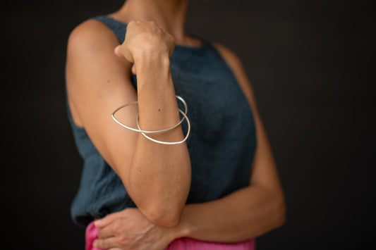 B-Linea-308b | 3-leaf floral trinity-trefoil infinity bangle