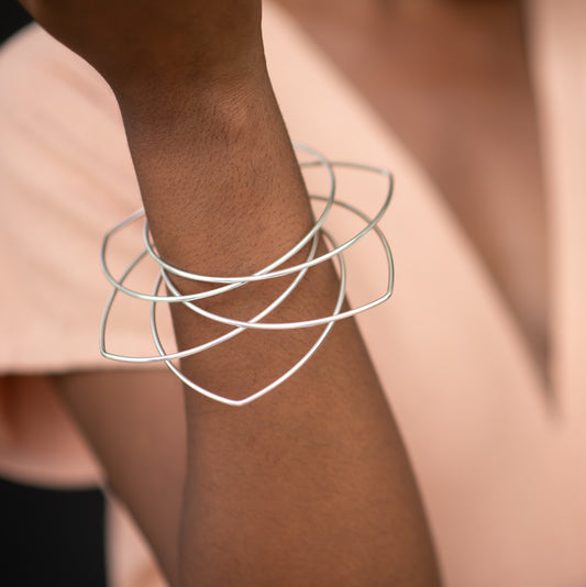 B-Linea-612 | Expandable 6-petal floral bangle -medium heavy