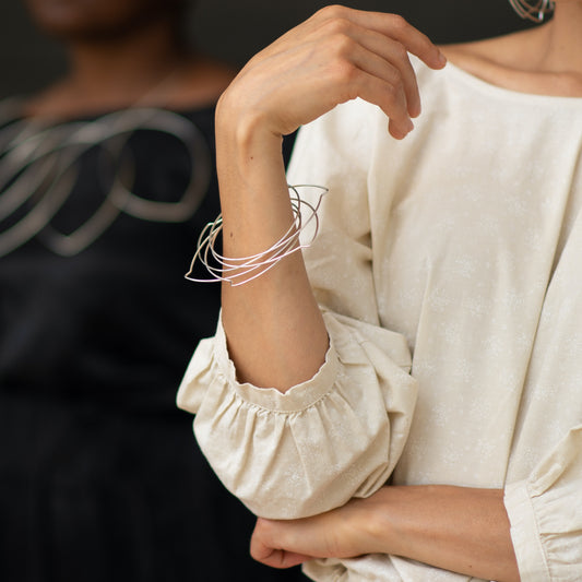 B-Linea-616Va | Expandable 6-petal floral pinwheel bangle -fine