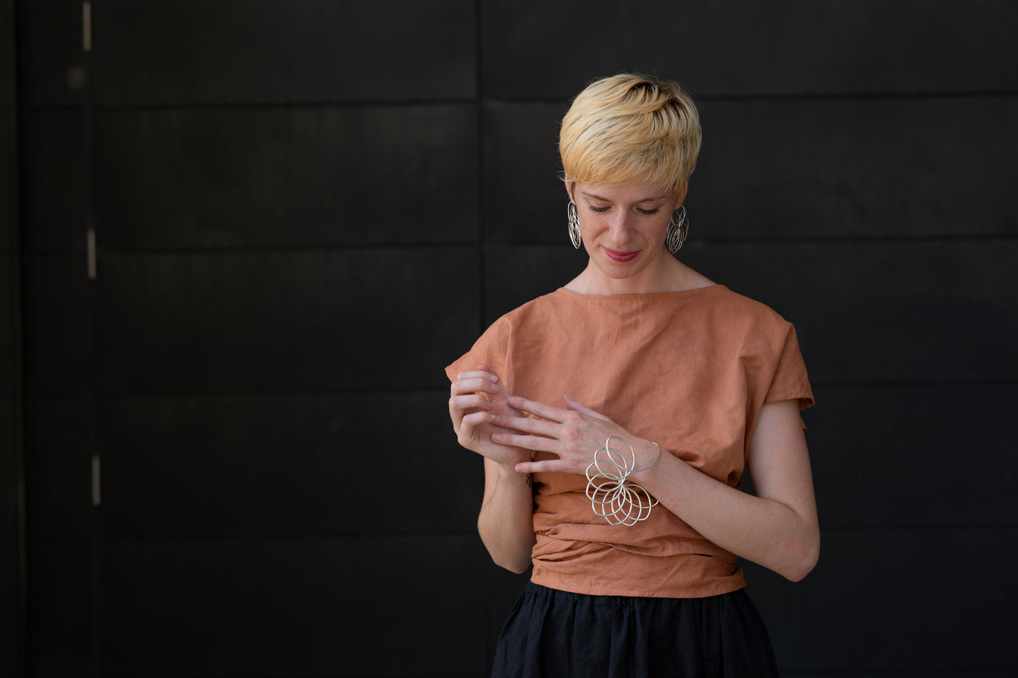 E-Linea-2-918b | Curly flare statement earrings